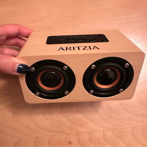 ARITZIA Portable Speakers - Picture 1 of 4